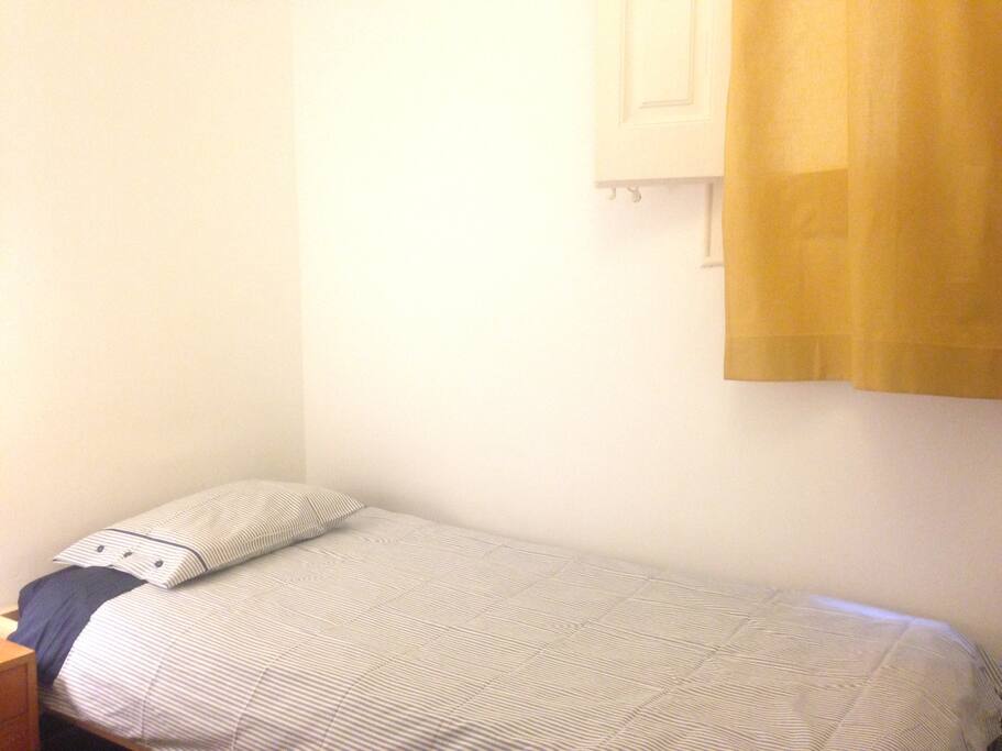 Habitación. Detalle de la cama y ventana