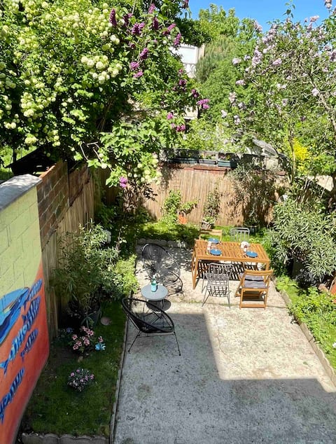 House in Paris with Garden – Metro 11 & Street Art