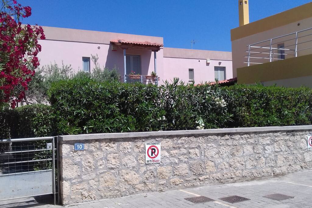 Πρόσοψη συγκροτήματος/Είσοδος