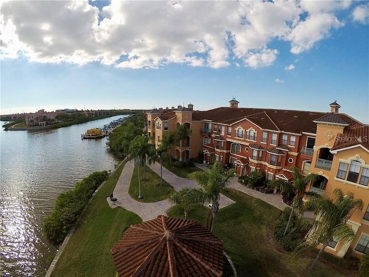 RESORT STYLE CONDO!! BOOK 6 MONTHS GET 1 FREE!!