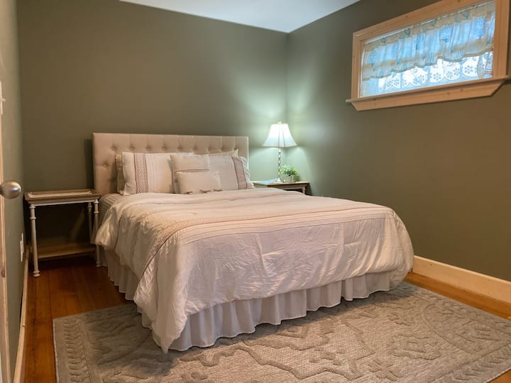 חדר שינה מס '2
מיטת קווין סייז

ארון