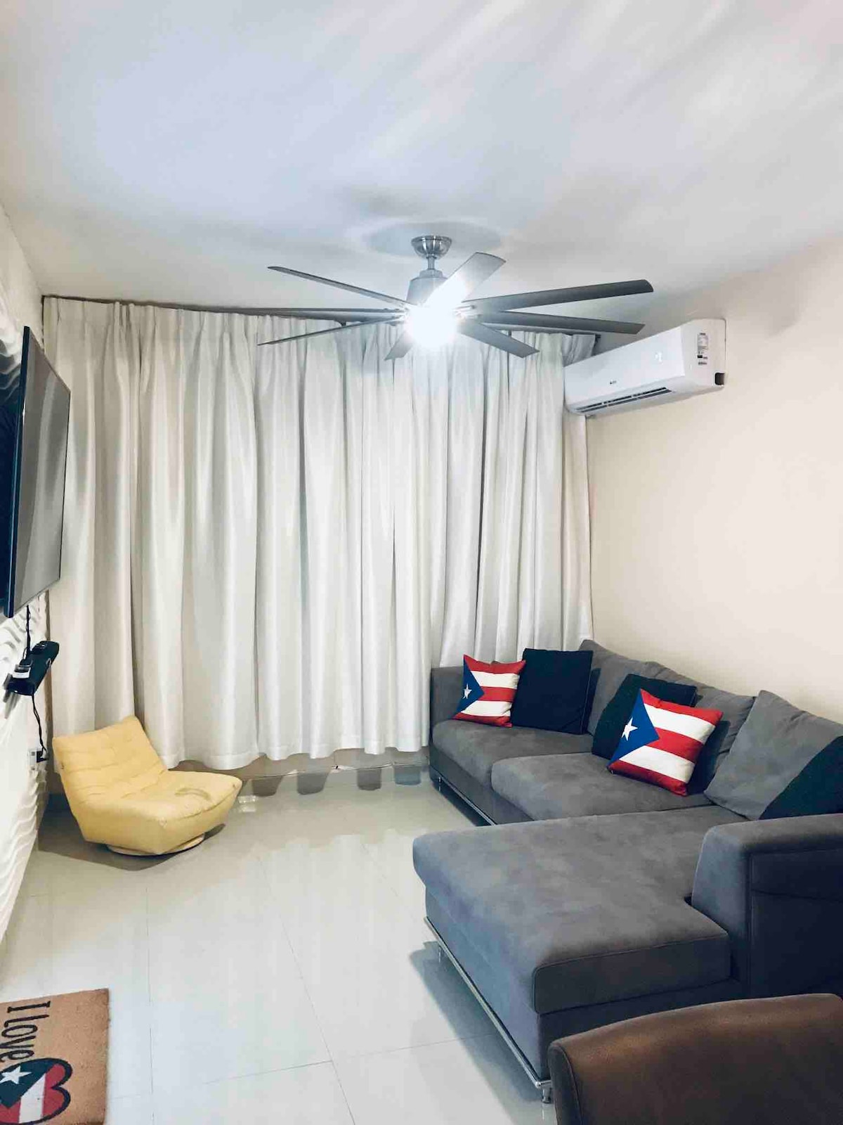 Chladná klimatizácia v obývačke
TV a pohovka/gauč 