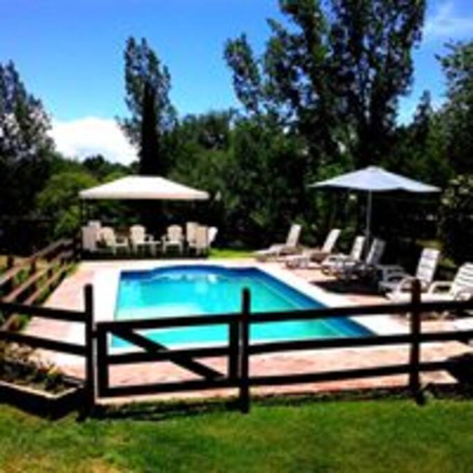 Pileta con solarium, no climatizada