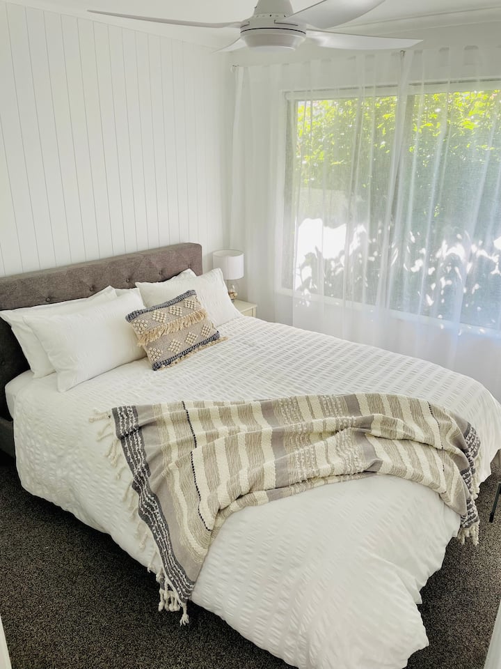 2e chambre avec 1 lit queen size, matelas et surmatelas haut de gamme.