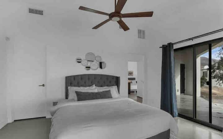 Bedroom 2: Cal king, access to the patio and pool + smart tv.