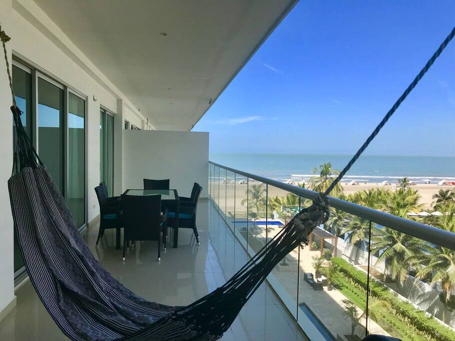 terraza grande con vista al mar.