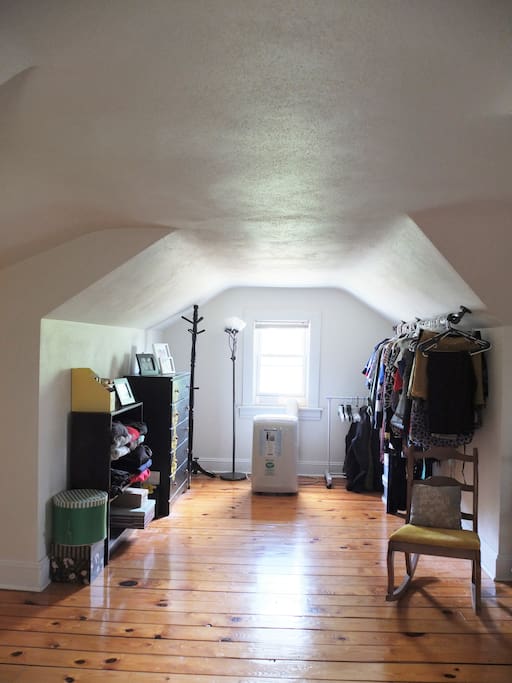 Closet area : Opposite of the bed