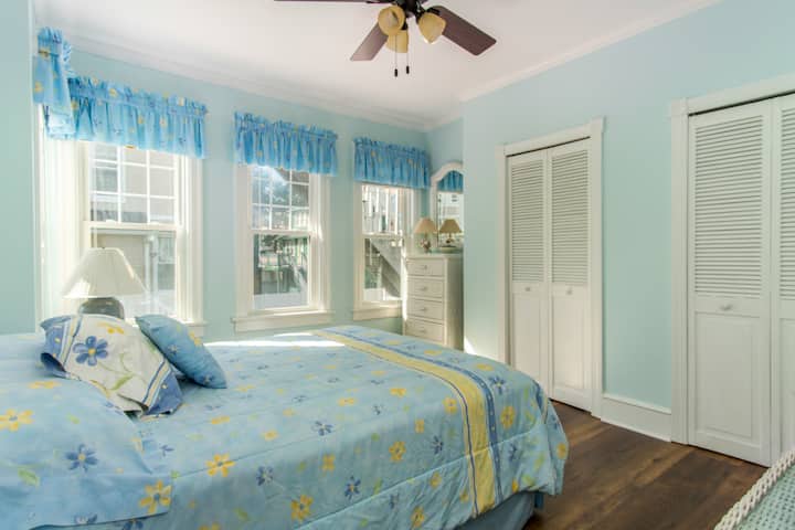 Dormitorio en el primer piso: cama tamaño queen