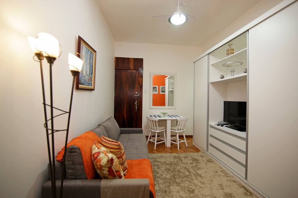 Sala de estar com Tv de Led com NET/ Wifi no apartamento.