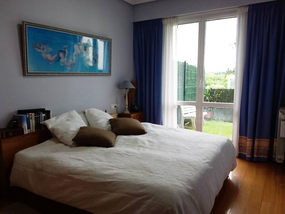 Dormitorio principal con salida al jardín