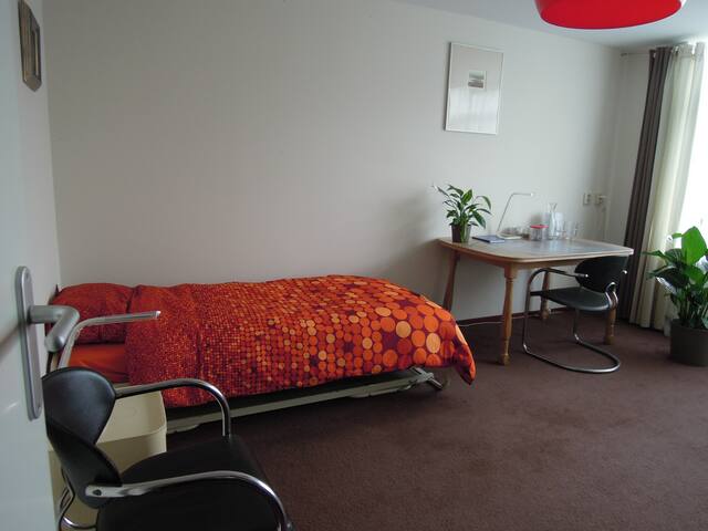 Rustige zonnige comfortabele kamer.