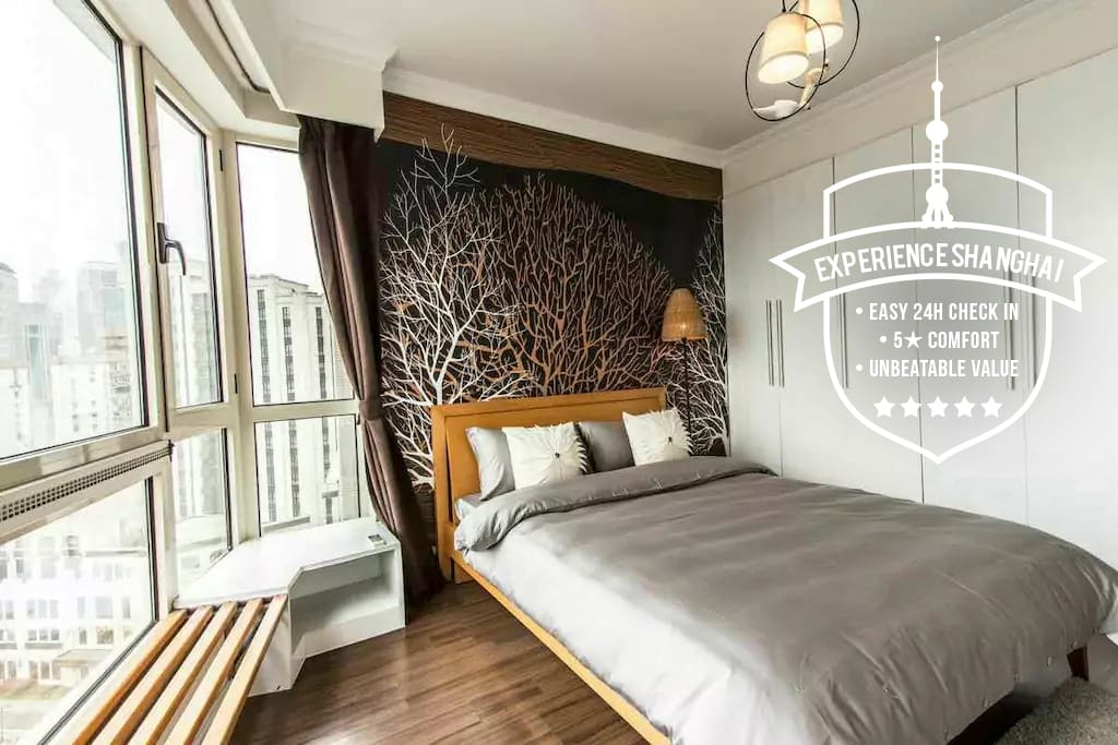 Master Room --Comfortable bedding and black out curtains ensures you a serene, restorative sleep every night.
主卧-舒适的大床,黑色厚重的窗帘,绝对让你睡的安逸舒心
마스터 침실-편안한 더블 침대