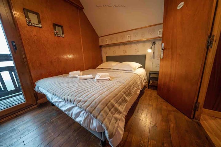 1 er étage chambre  lit 140x200 donnant sur balcon avec vue panoramique
