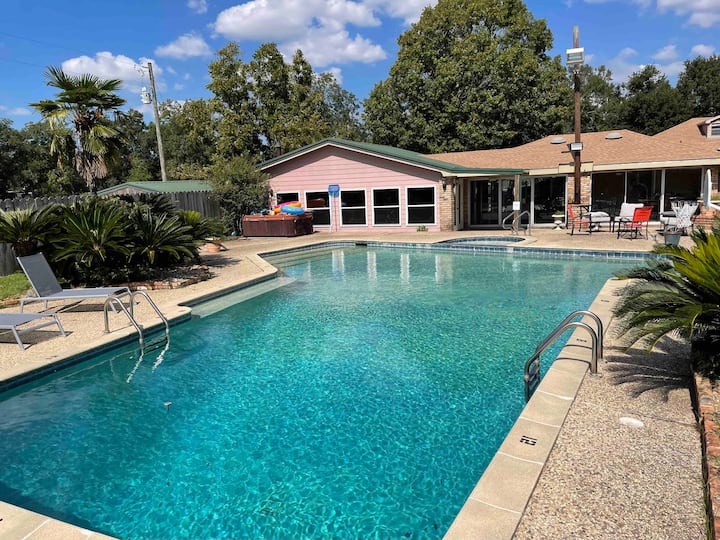 Home w/GIANT POOL for 14+Space X corp suitable