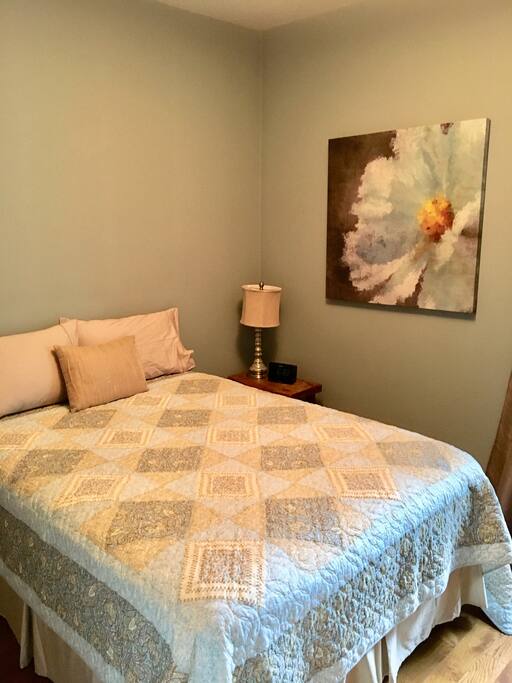 2nd floor Bedroom - Queen