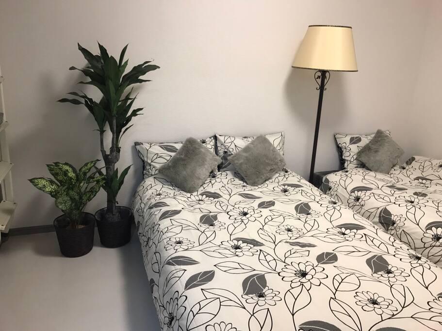 Bed Room 침대방 1