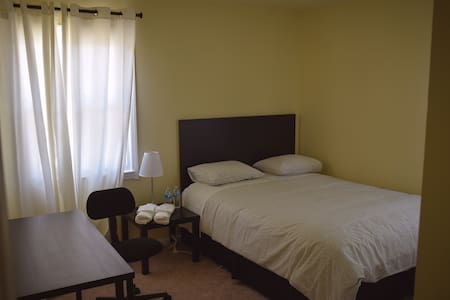 Springfield bright room close to metro( blue )