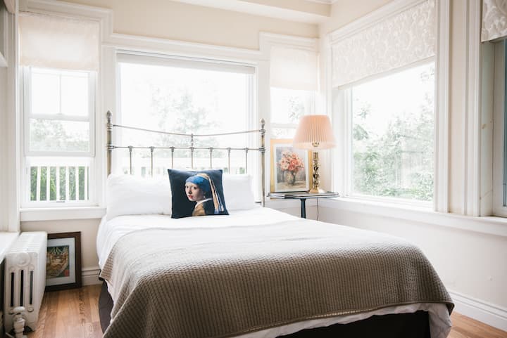 เตียงควีนไซส์บนระเบียงอาบแดดชั้นหลักสำหรับผู้เข้าพักที่ไม่ชอบบันได