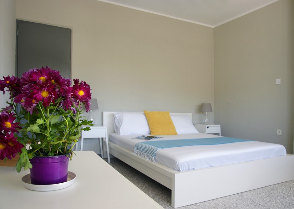 krevat dopio "king" në dhomën kryesore të gjumit