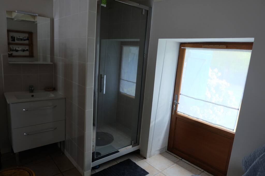 Douche et lavabo dans la chambre