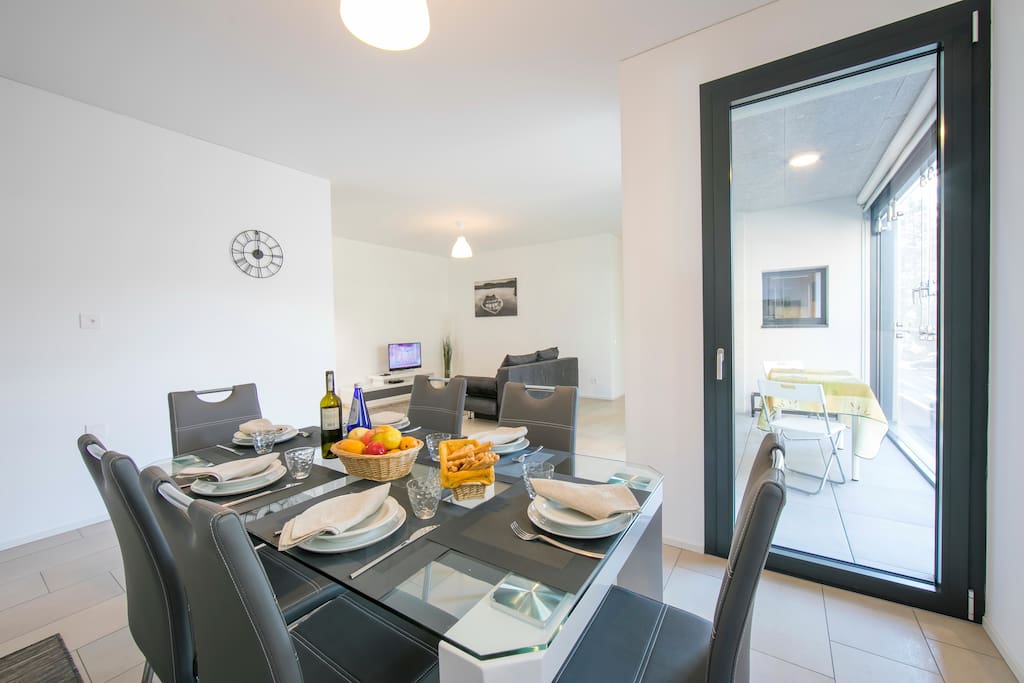Dining area and access to the balcony