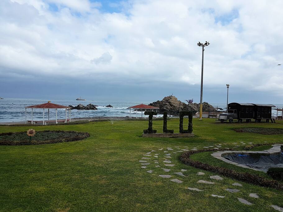 A tres cuadras del malecón costero