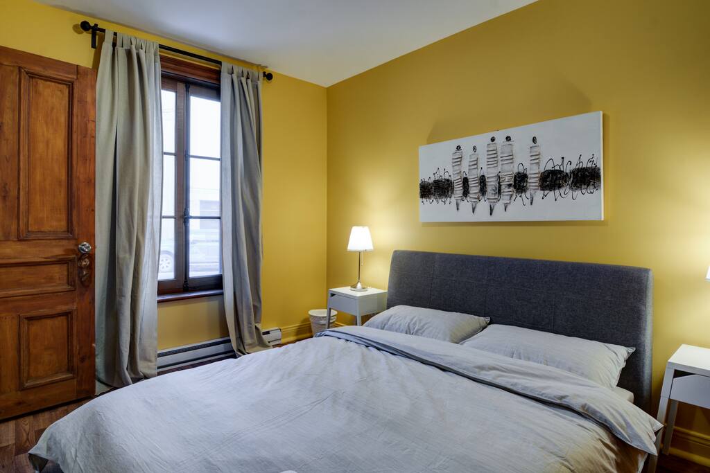 Bedroom 1- Queen