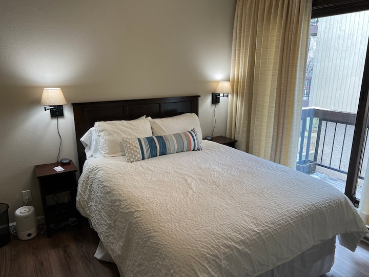 Втора спалня. USB портове на нощните шкафчета.