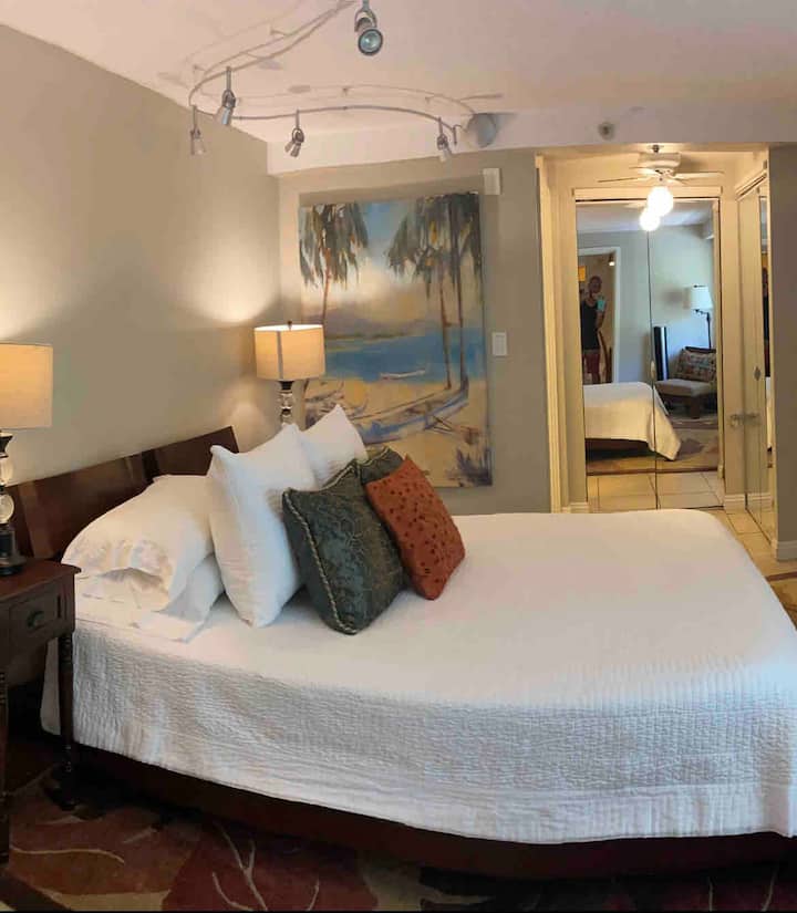 Spálňa č.1 s manželskou posteľou. Vľavo za fotením vedú do spoločnej kúpeľne.