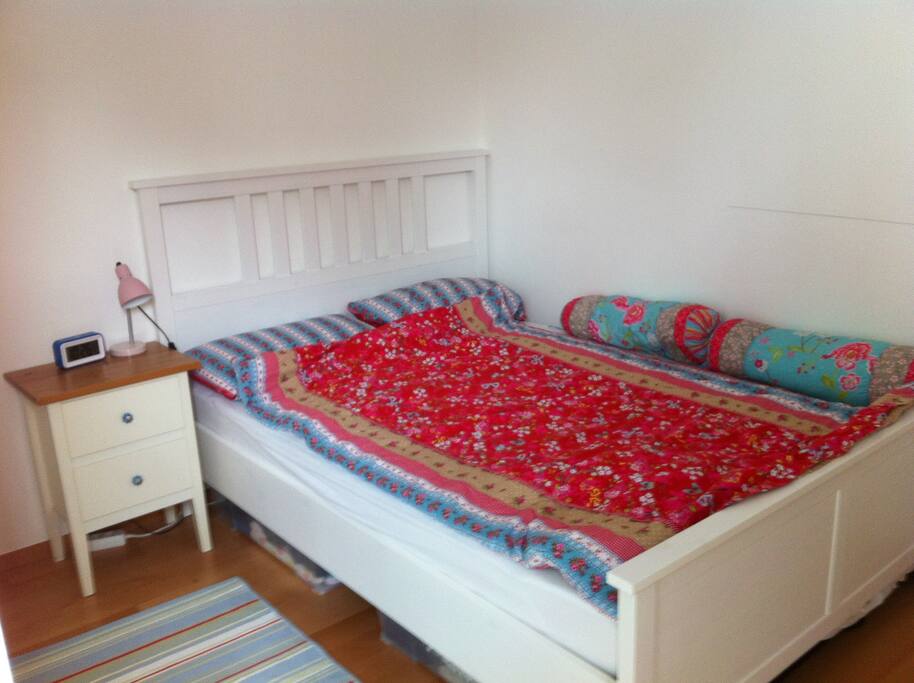 140x200cm Bett im Schlafzimmer