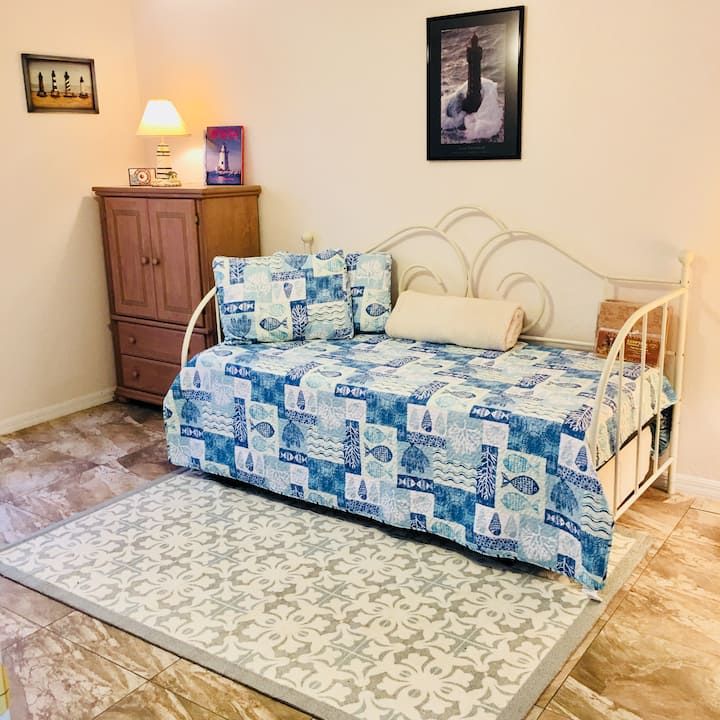 трета спалня с легло тип сандвич под нея