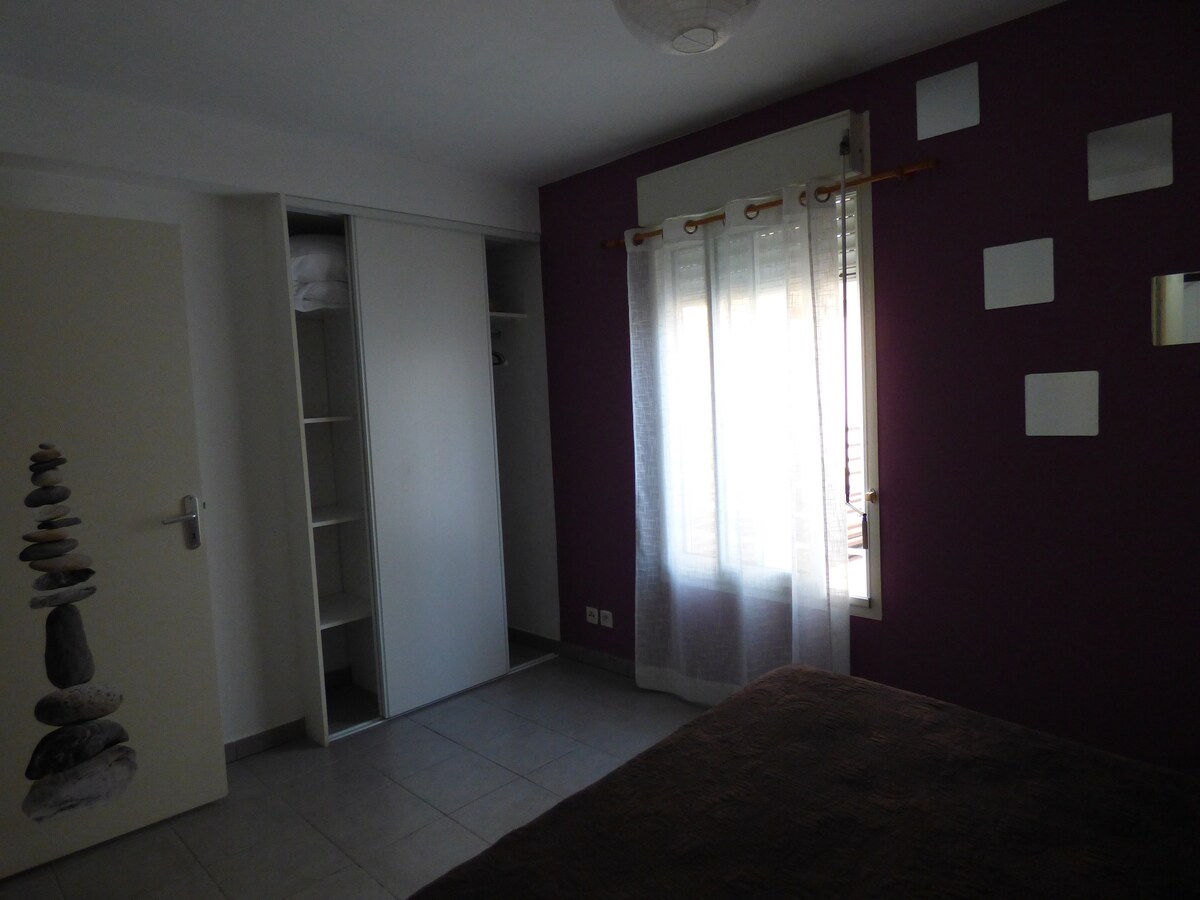 卧室有衣柜和衣柜