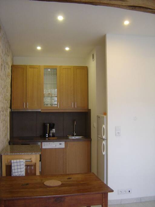 Cuisine équipée, plaque à induction, four, lave vaisselle, micro onde, frigo avec partie congélateur...