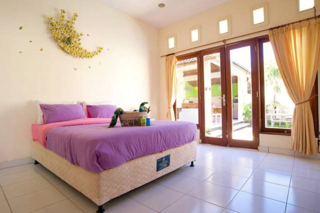 bedroom wit simple beautiful decor