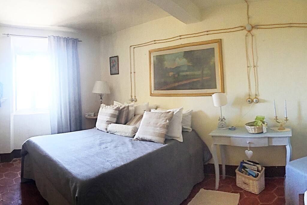 spacious ,quiet and luminous private room with queen bed and valley view