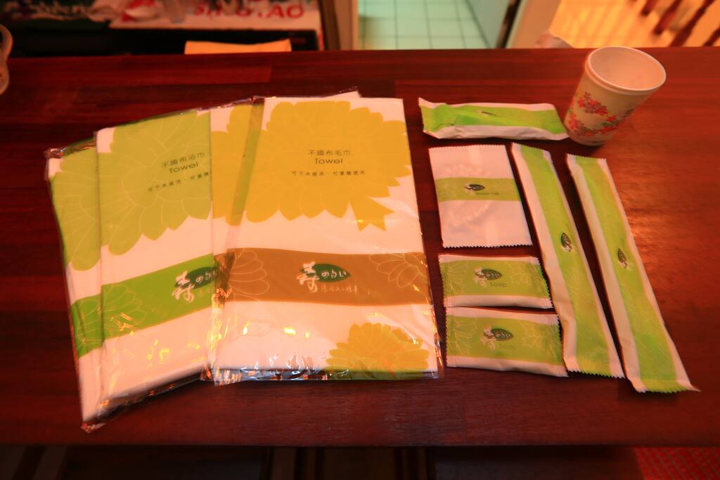 牙膏,牙刷,香皂,沐浴乳,洗髮乳,浴帽,刮鬍刀,不織布浴巾