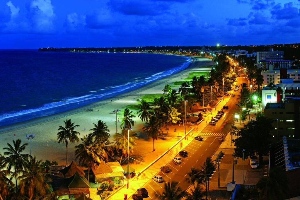 Vista noturna da área da piscina