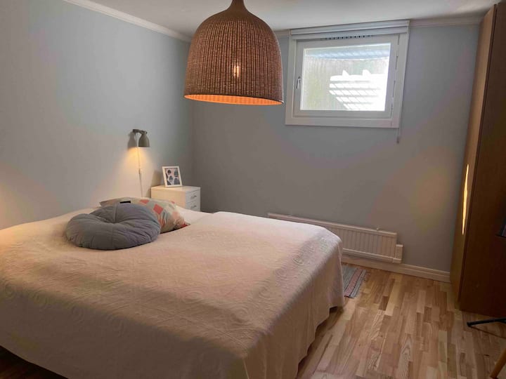 ห้องนอน 4 ในห้องใต้ดินพร้อมเตียงคู่กว้าง 180 ซม. 