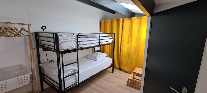 Ambient fjetjeje me 2 krevate marinarë 90x190cm dhe 1 dritare në çati