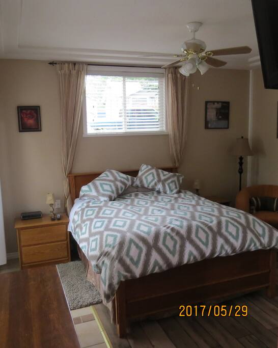 Queen size bed.