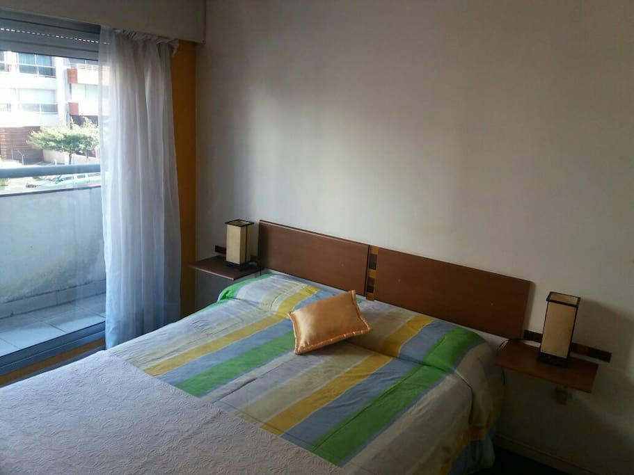 Cómodo dormitorio al frente con amplio placard.