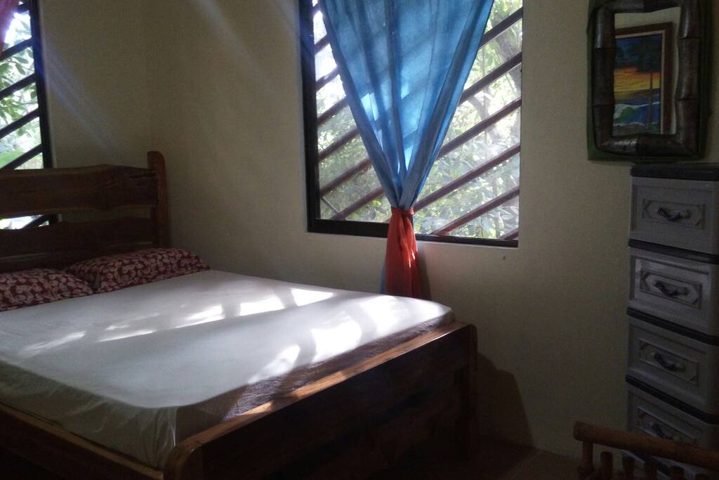 Habitación con cama matrimonial