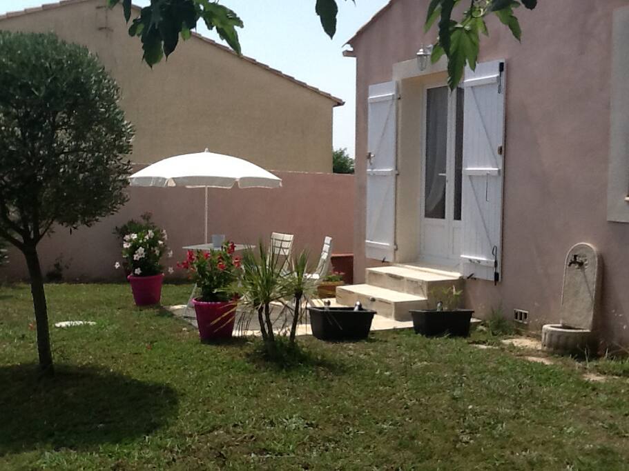 Accès et terrasse avec possibilité de profiter du jardin
