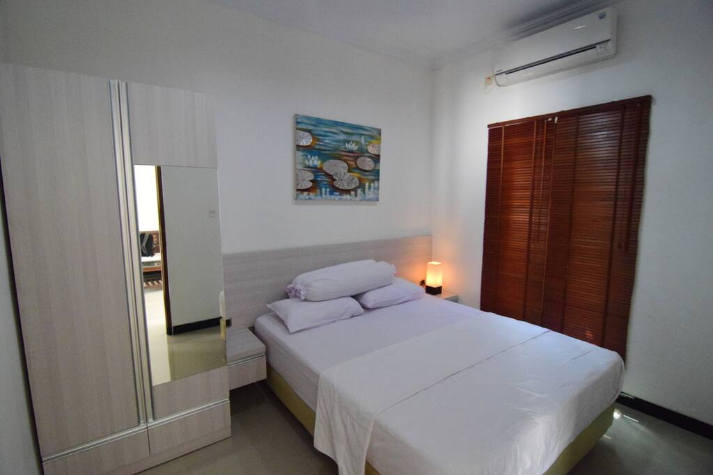 Kamar tidur bawah, lemari pakaian, dan AC.