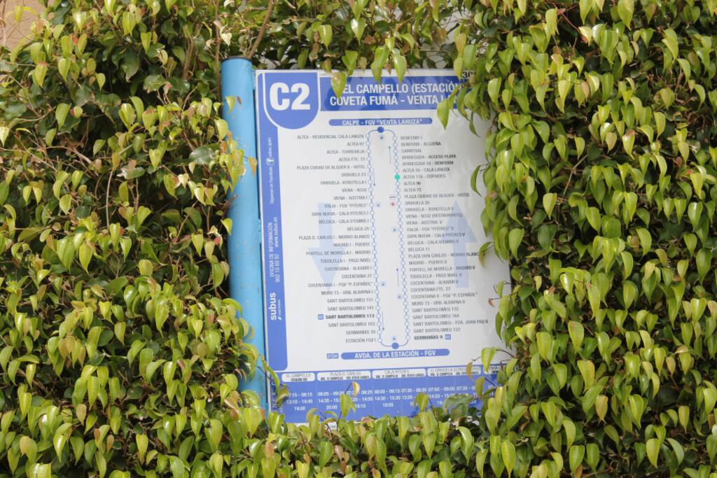Servicio de autobús urbano en la puerta de la urbanización. En el cartel pueden ver el itinerario.