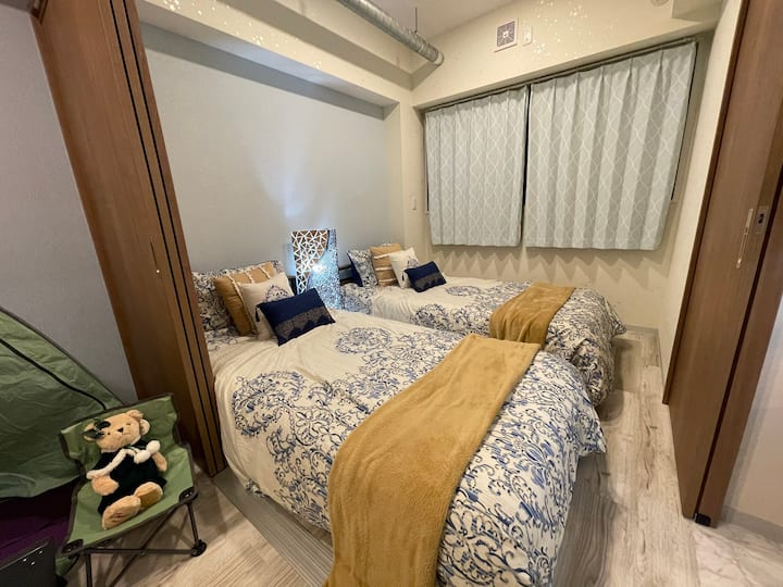 Twin bed room