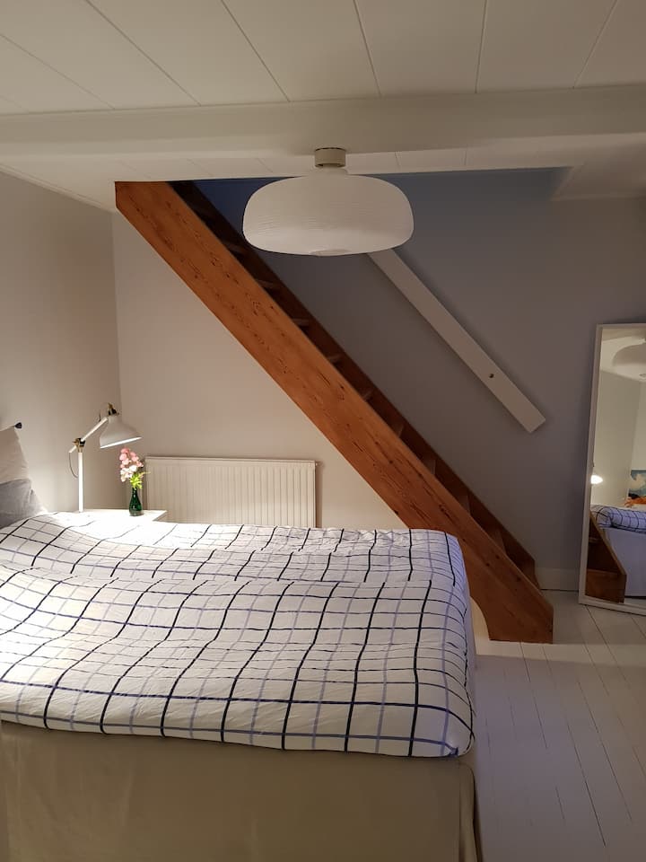 Dormitorio principal con cama de 160 cm de ancho (un colchón individual de 160 cm de ancho) y escaleras al loft para dormir. 