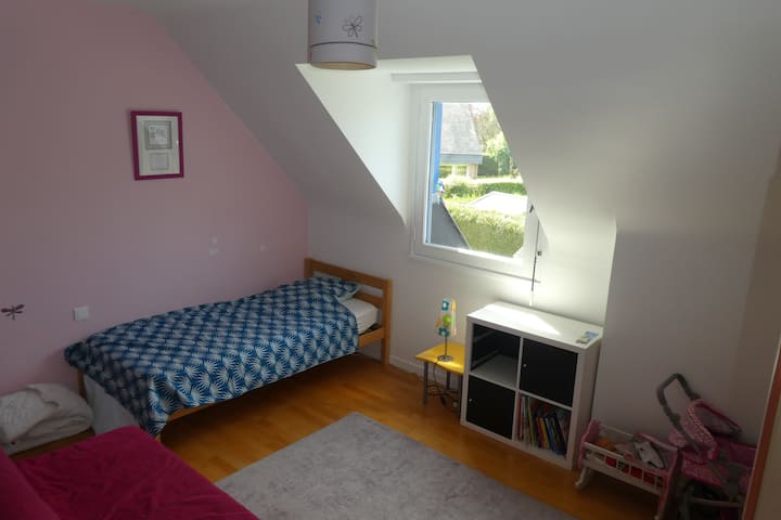 ห้องนอนพร้อมเตียงขนาด 90 ซม. และเตียงขนาด 140 ซม. (สีชมพู) bz