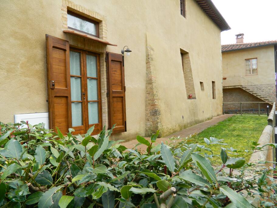 Ingresso con giardino