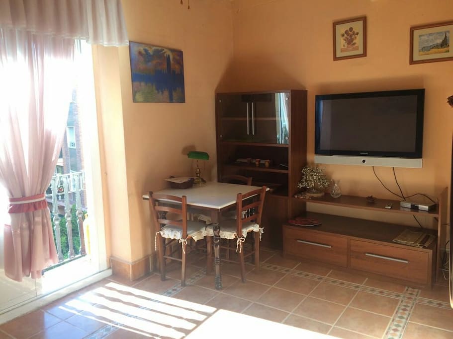 Salón con TV grande